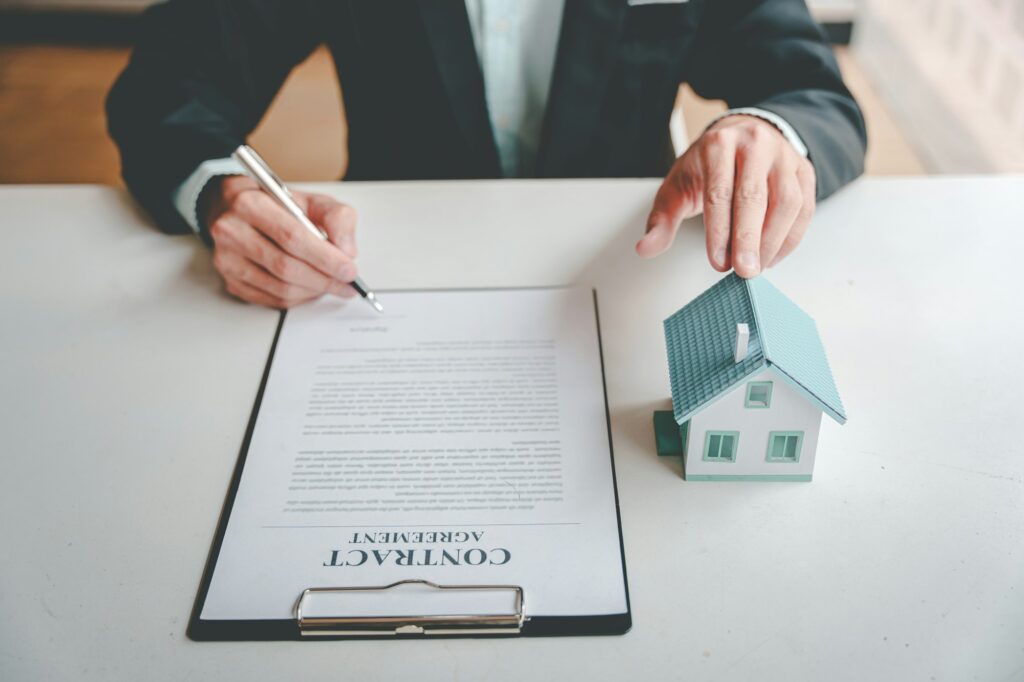 Real estate agents present and consult with clients to decide whether to sign an insurance contract.