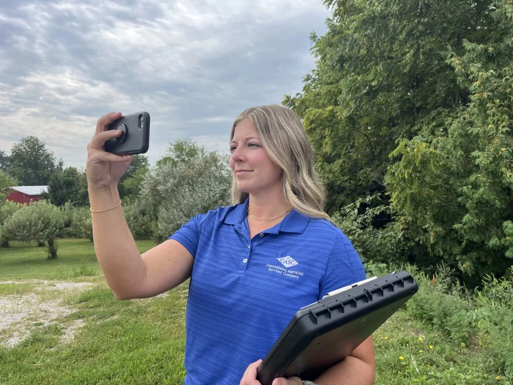 Woman appraising real estate, woman providing real estate appraisal services in Wapakoneta, Ohio